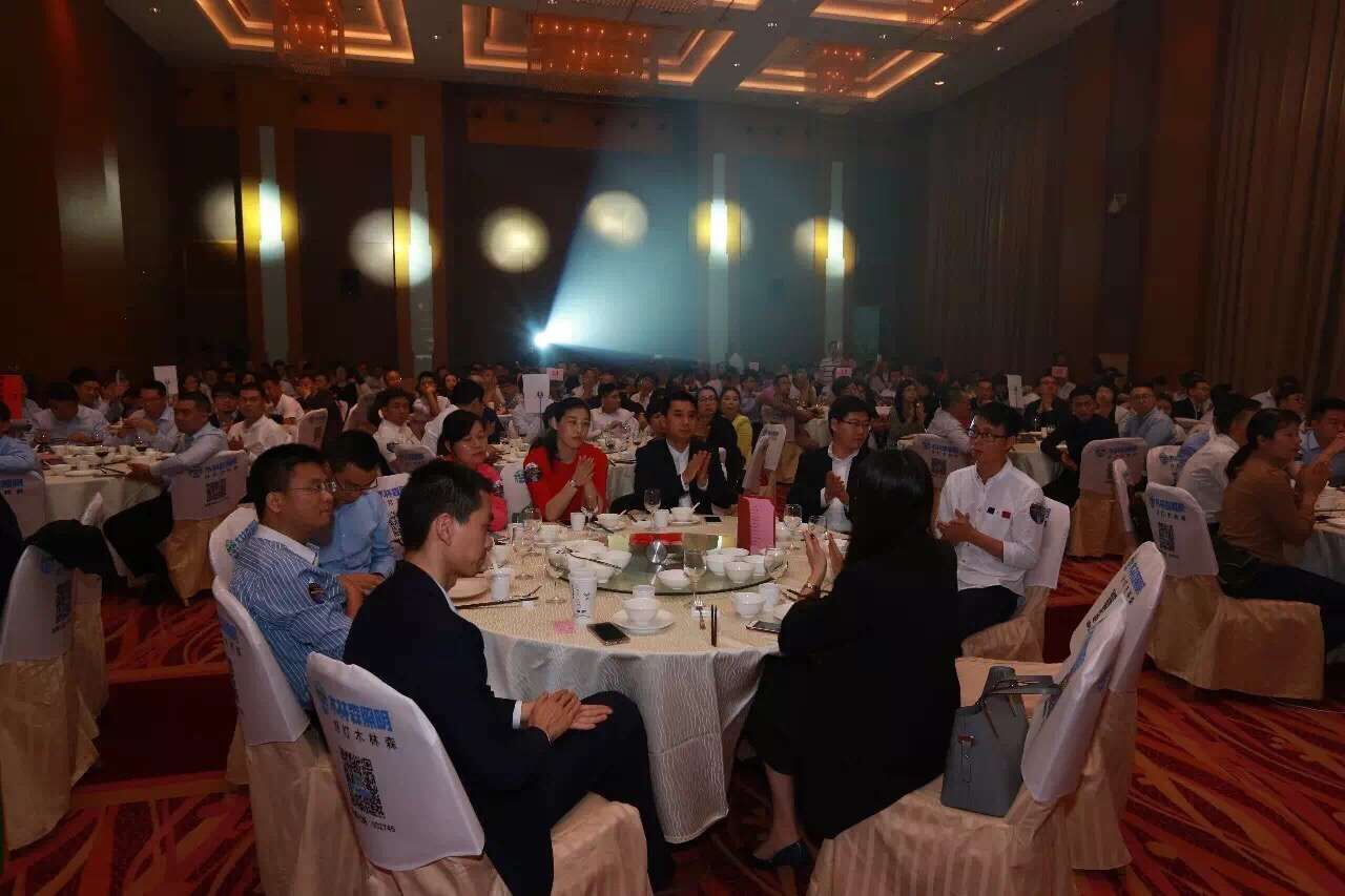 愛(ai)尅(ke)穫“城(cheng)市髮展貢獻獎(jiang)”